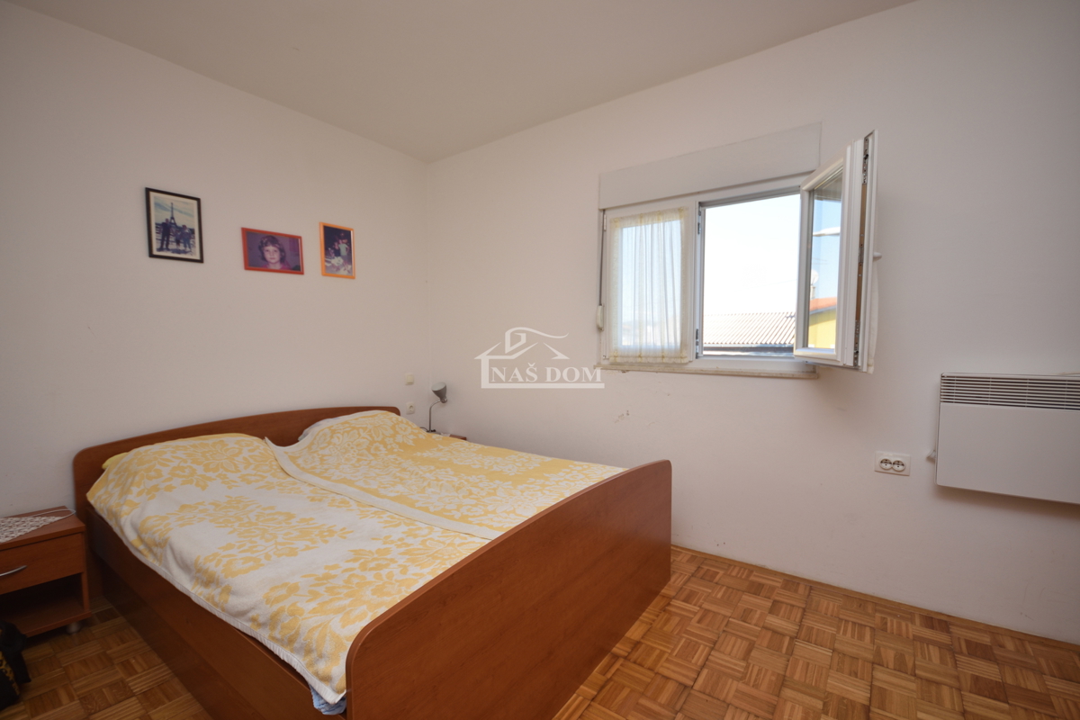 Pirovac - Dvojna hiša s dvema apartmajema v bližini morja