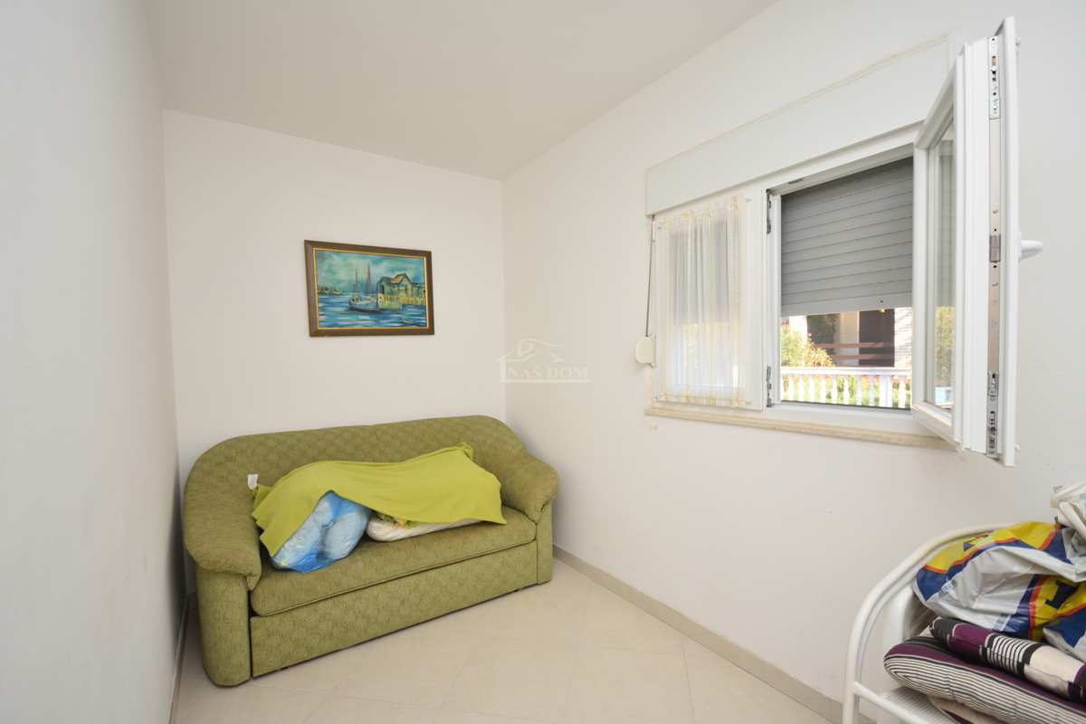 Pirovac - Dvojna hiša s dvema apartmajema v bližini morja