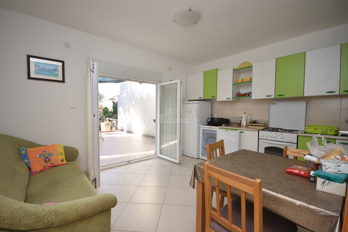 Pirovac - Dvojna hiša s dvema apartmajema v bližini morja