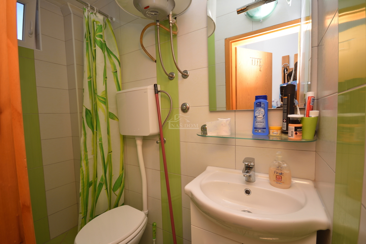 Pirovac - Dvojna hiša s dvema apartmajema v bližini morja