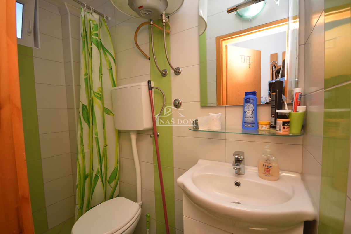 Pirovac - Dvojna hiša s dvema apartmajema v bližini morja