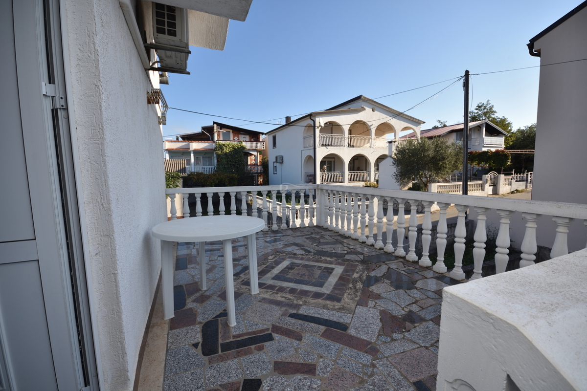 Pirovac - Dvojna hiša s dvema apartmajema v bližini morja