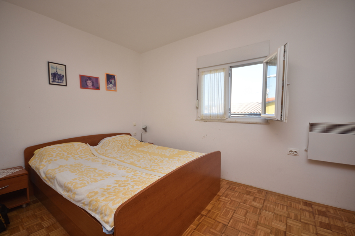 Pirovac - Dvojna hiša s dvema apartmajema v bližini morja