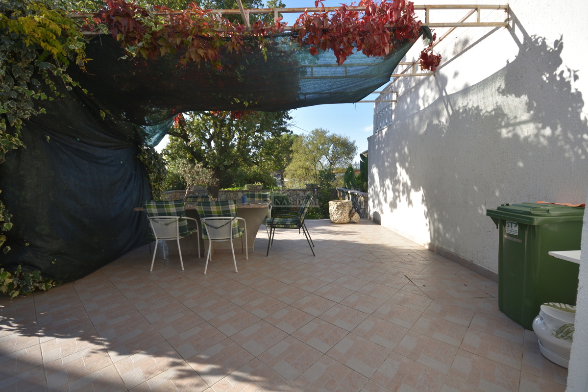 Pirovac - Dvojna hiša s dvema apartmajema v bližini morja