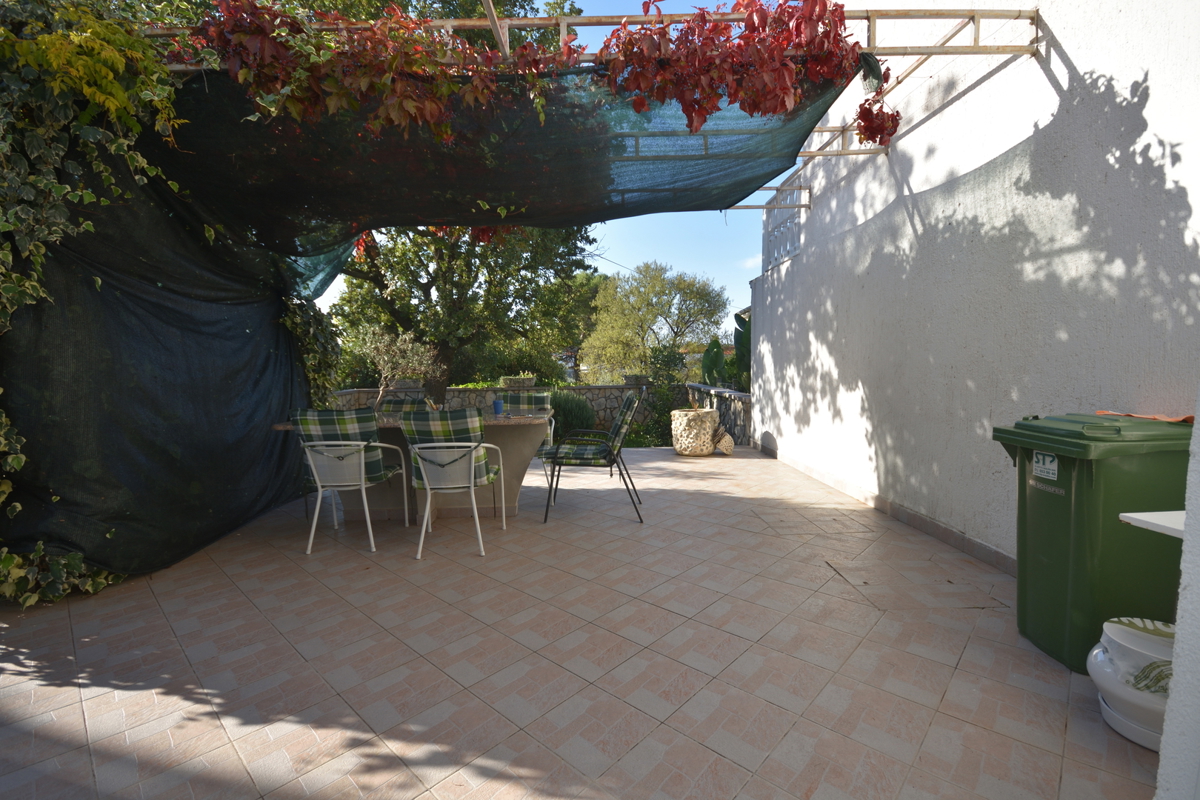 Pirovac - Dvojna hiša s dvema apartmajema v bližini morja