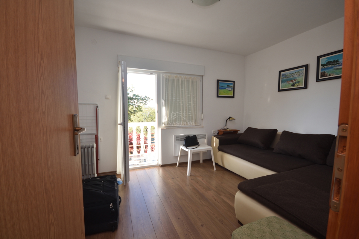 Pirovac - Dvojna hiša s dvema apartmajema v bližini morja