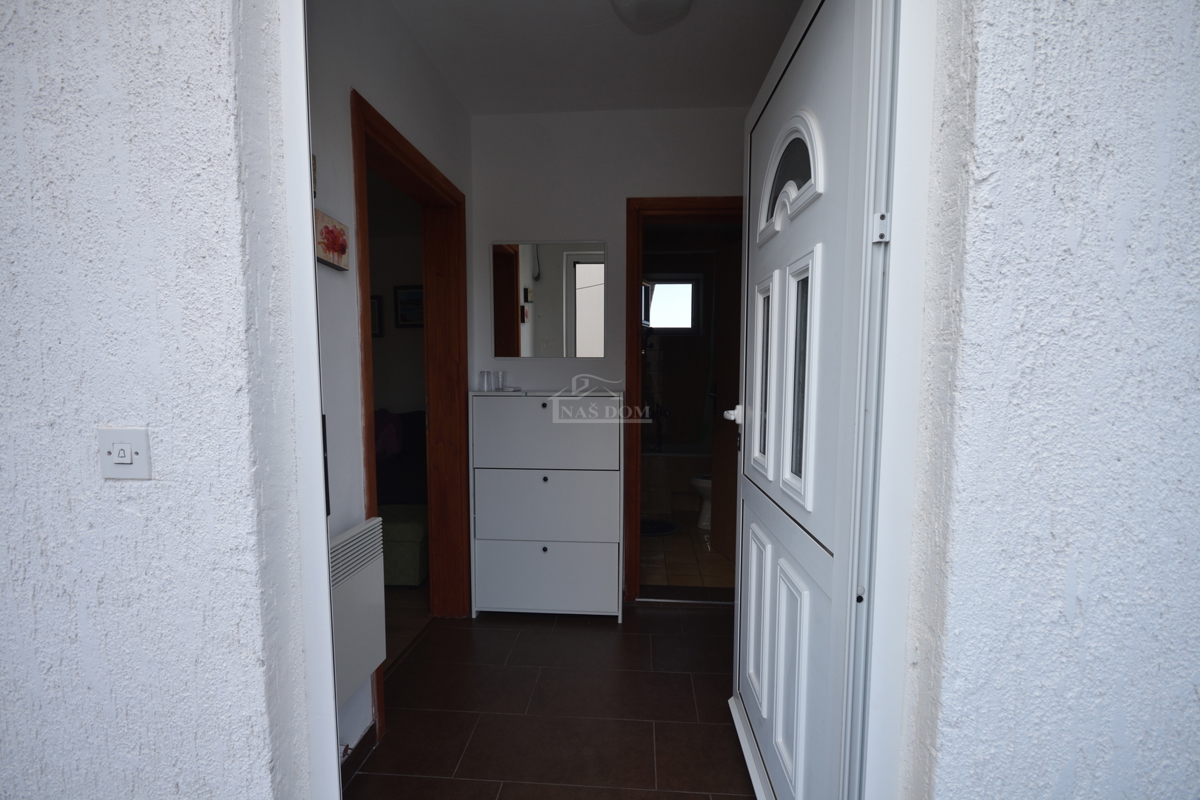 Pirovac - Dvojna hiša s dvema apartmajema v bližini morja