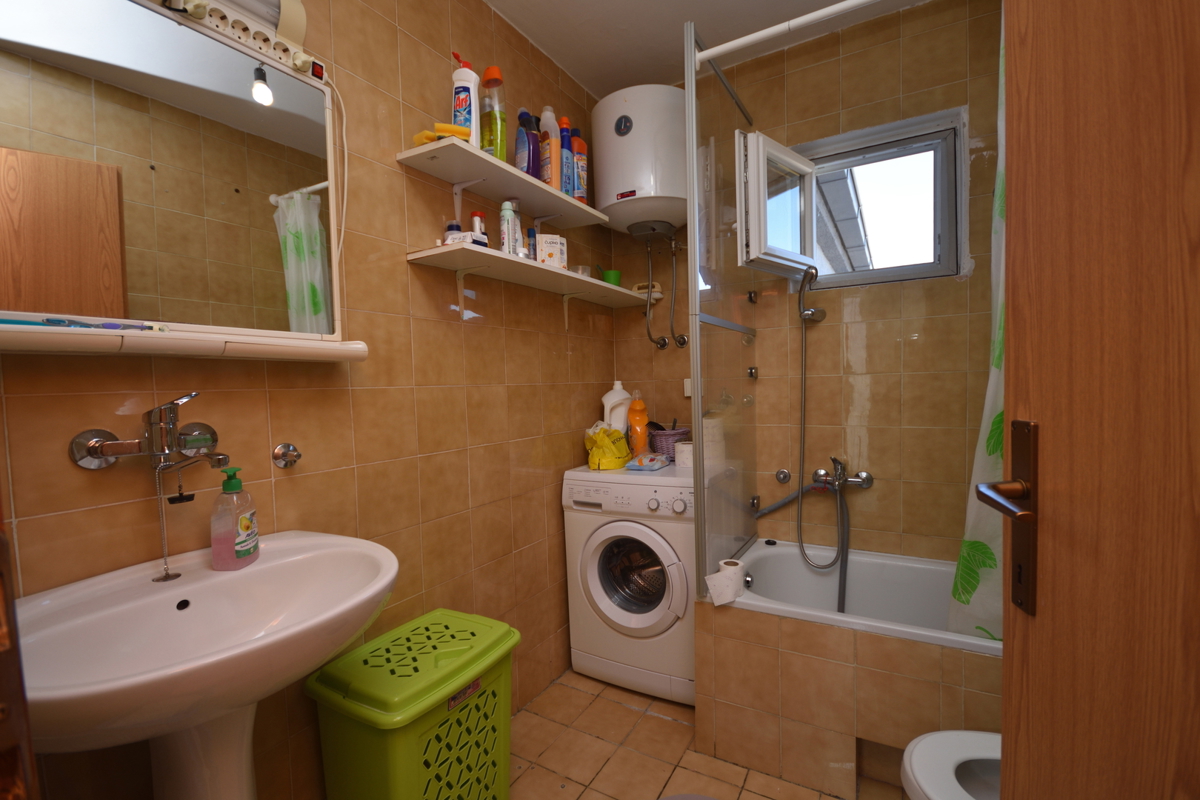 Pirovac - Dvojna hiša s dvema apartmajema v bližini morja