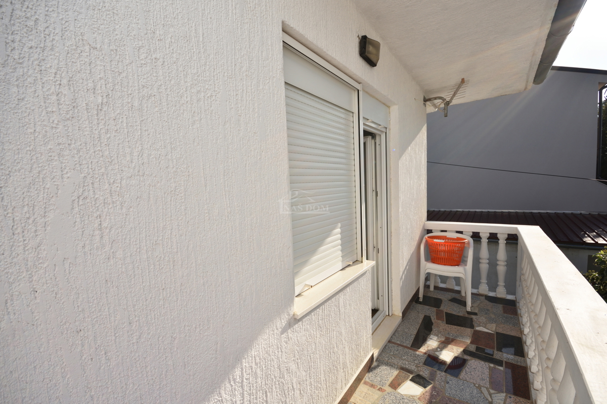 Pirovac - Dvojna hiša s dvema apartmajema v bližini morja