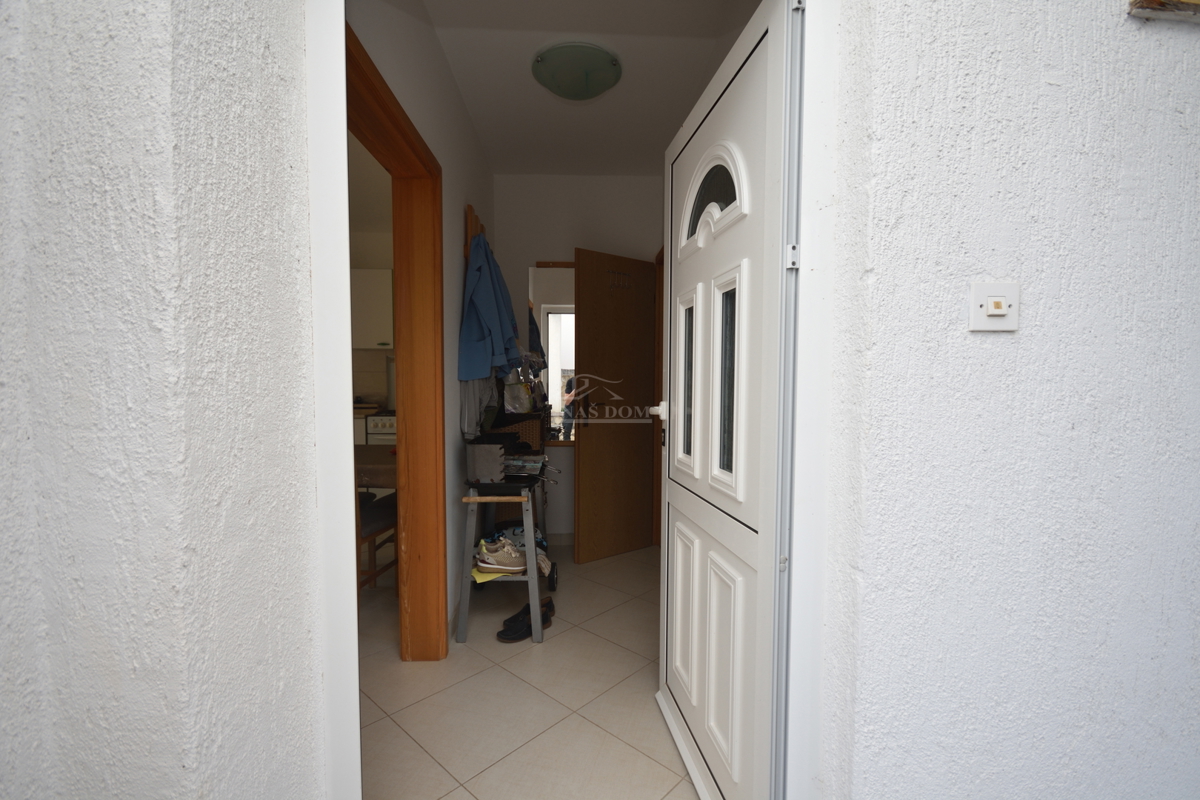 Pirovac - Dvojna hiša s dvema apartmajema v bližini morja