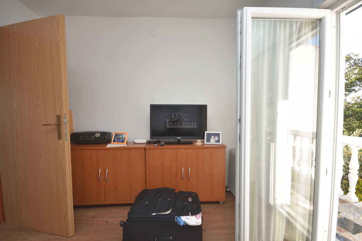 Pirovac - Dvojna hiša s dvema apartmajema v bližini morja