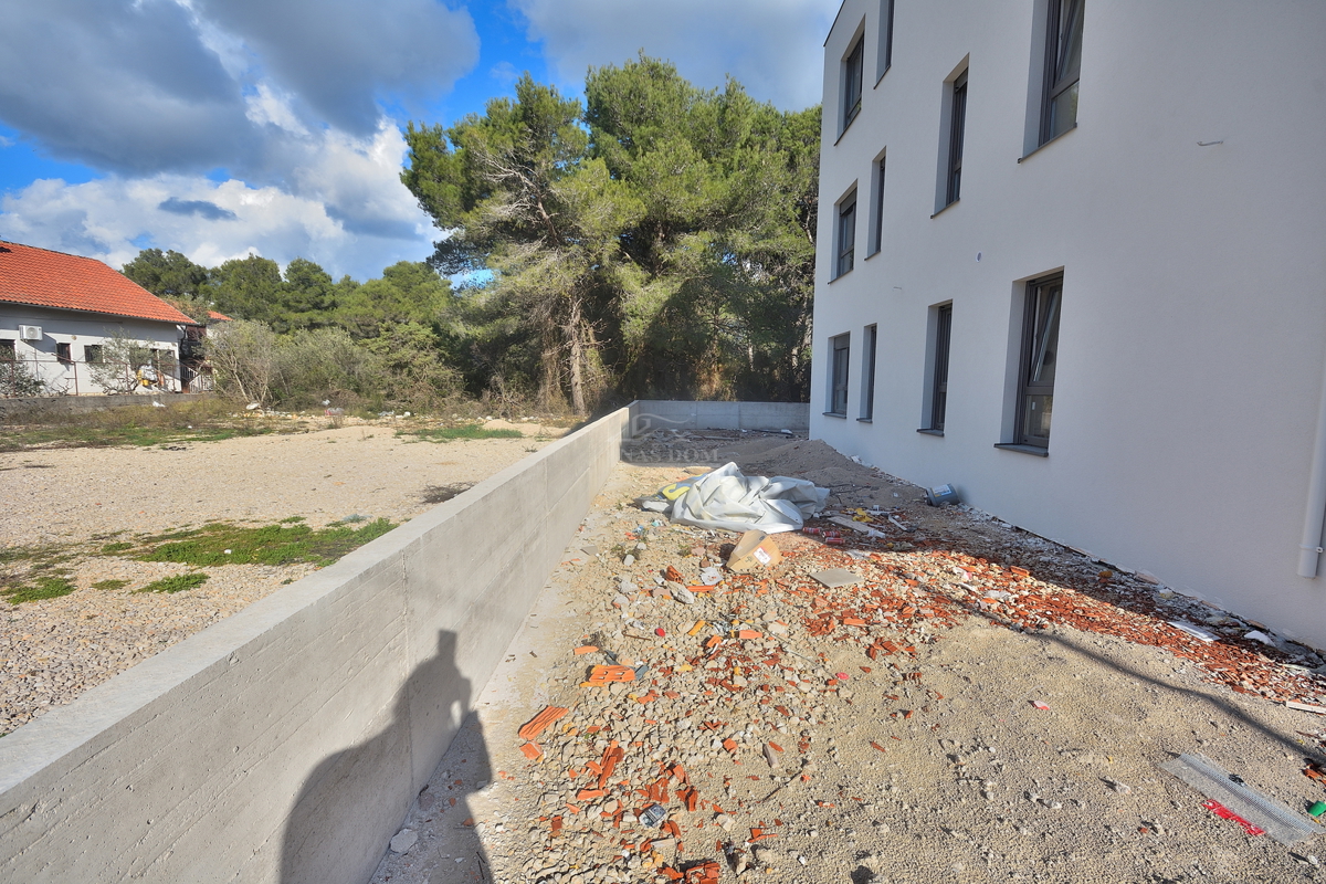 Vodice, Srima - NOVOGRADNJA A-S2 stan v pritličju z vrtom, 300 m od plaže