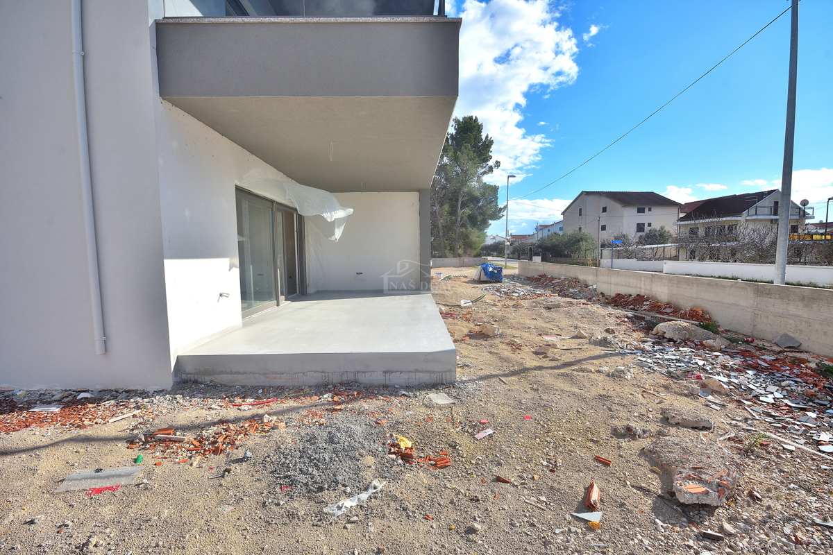 Vodice, Srima - NOVOGRADNJA A-S2 stan v pritličju z vrtom, 300 m od plaže