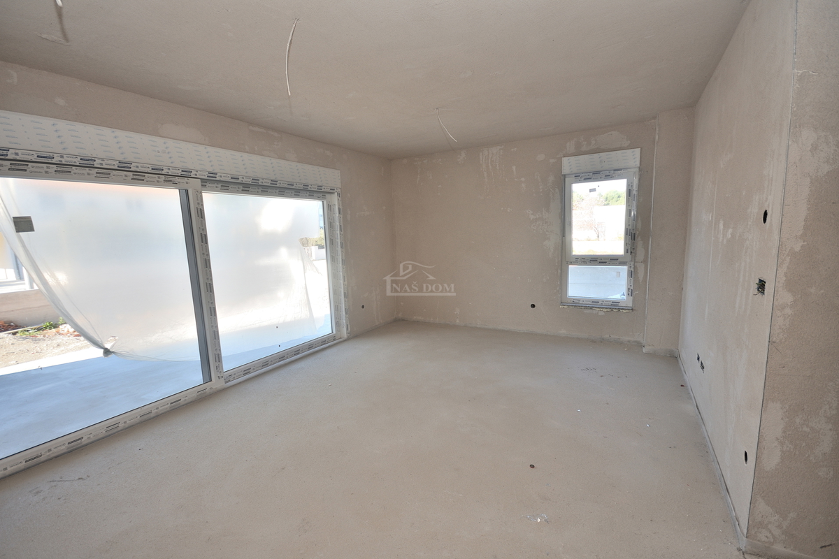 Vodice, Srima - NOVOGRADNJA A-S2 stan v pritličju z vrtom, 300 m od plaže