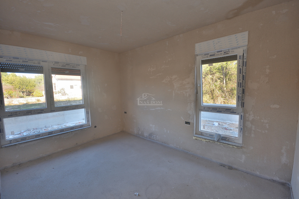 Vodice, Srima - NOVOGRADNJA A-S2 stan v pritličju z vrtom, 300 m od plaže