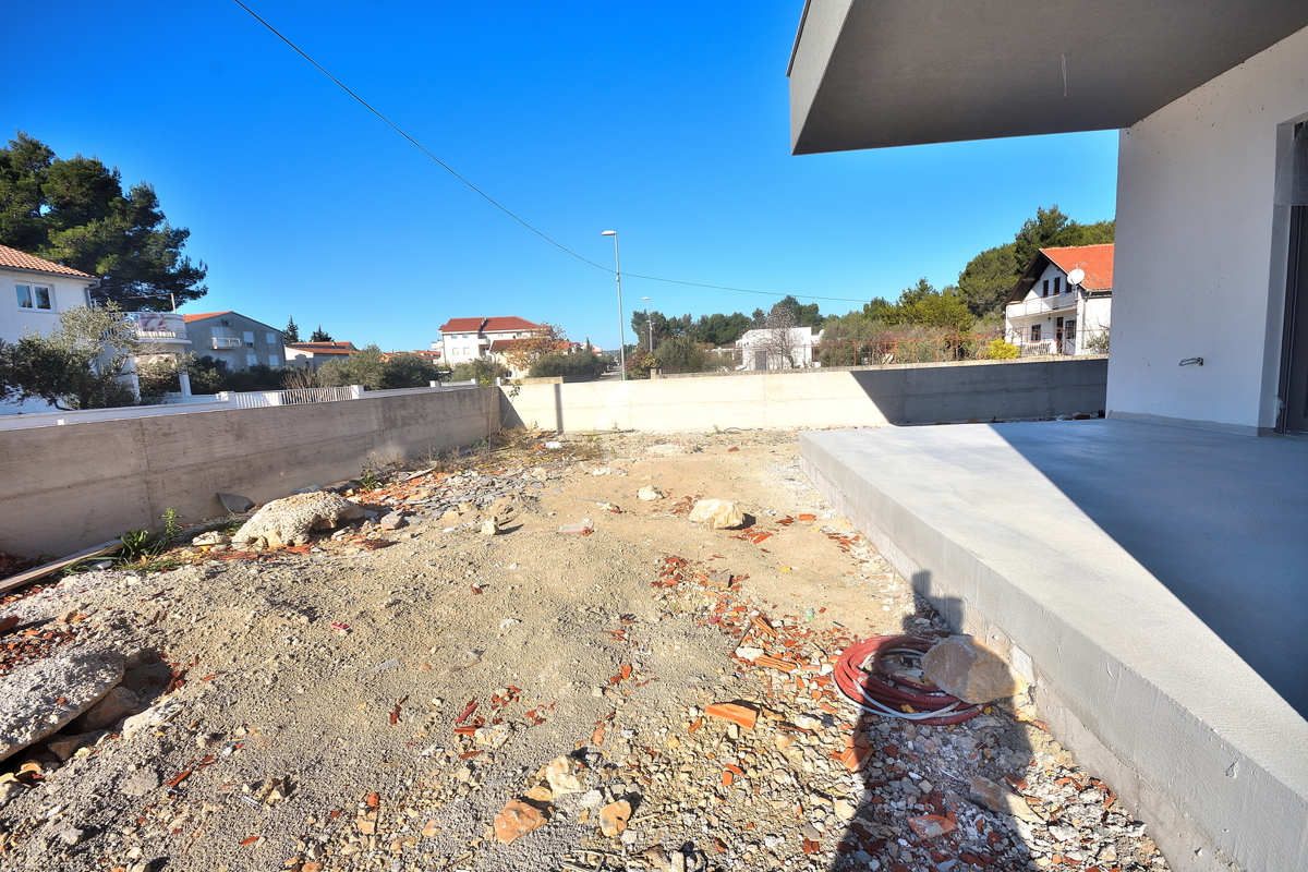 Vodice, Srima - NOVOGRADNJA A-S2 stan v pritličju z vrtom, 300 m od plaže