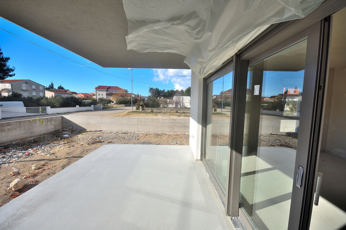 Vodice, Srima - NOVOGRADNJA A-S2 stan v pritličju z vrtom, 300 m od plaže