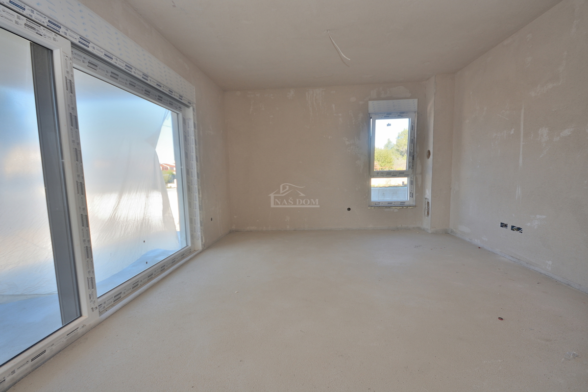 Vodice, Srima - NOVOGRADNJA A-S2 stan v pritličju z vrtom, 300 m od plaže