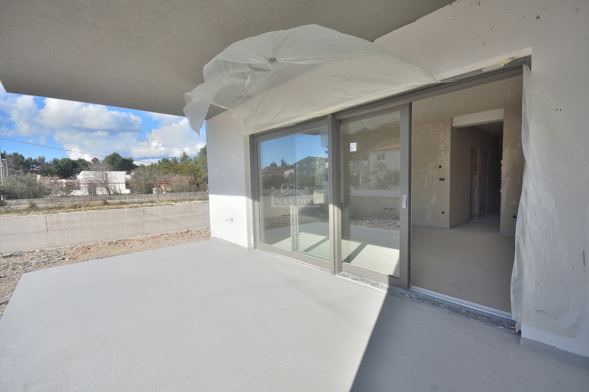 Vodice, Srima - NOVOGRADNJA A-S2 stan v pritličju z vrtom, 300 m od plaže