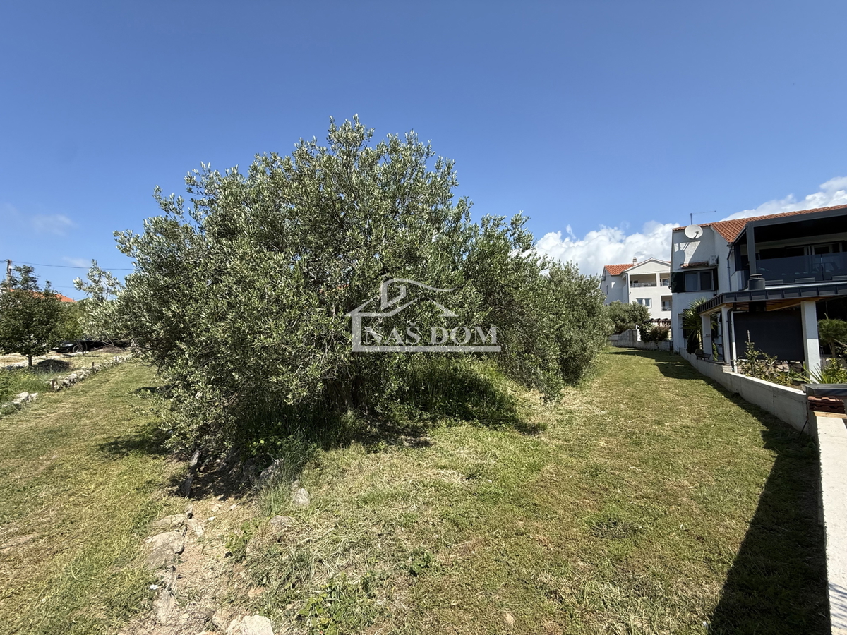 Vodice - Gradbeno zemljišče le 250 m od plaže