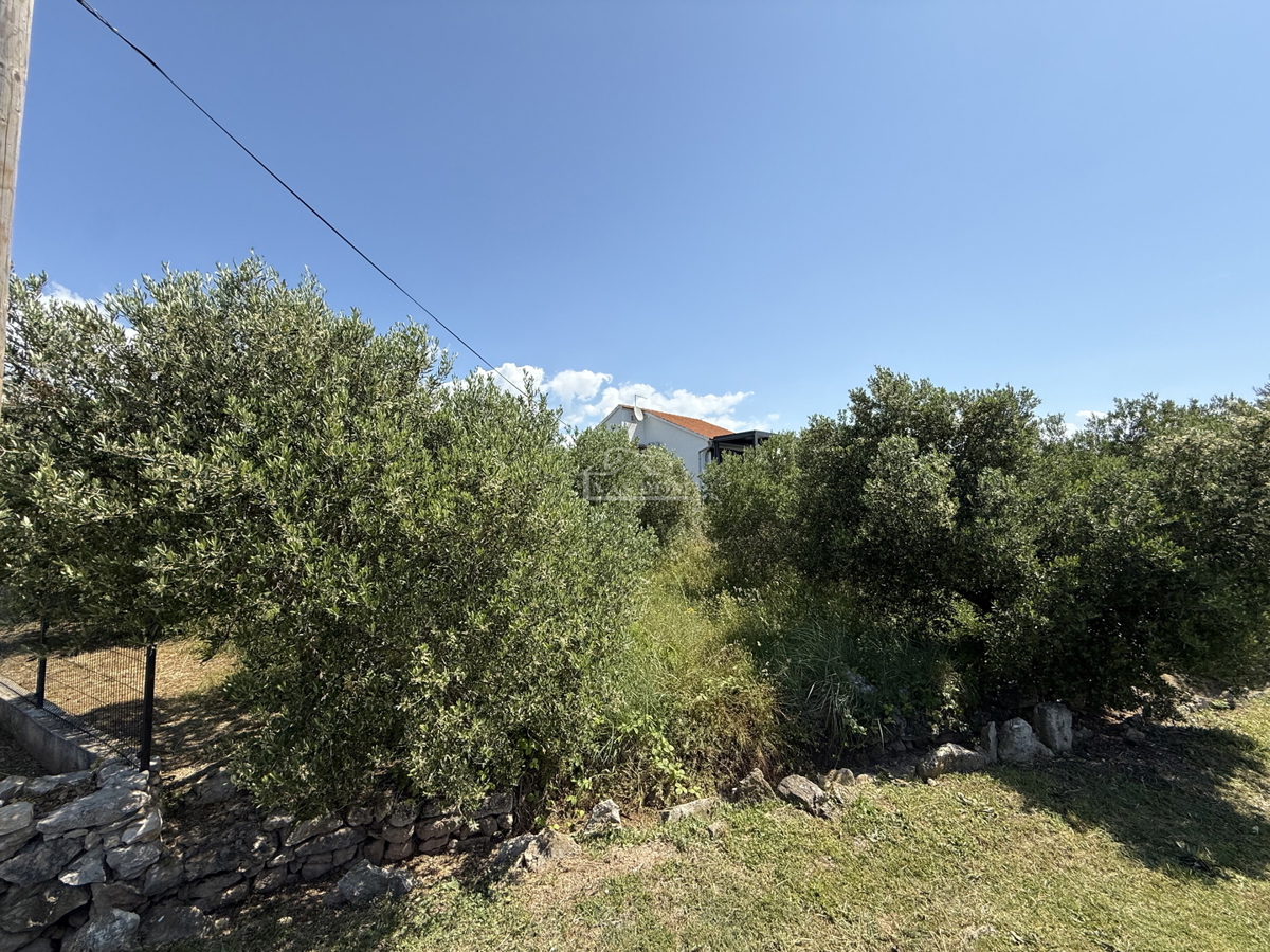 Vodice - Gradbeno zemljišče le 250 m od plaže