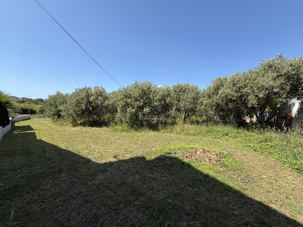 Vodice - Gradbeno zemljišče le 250 m od plaže