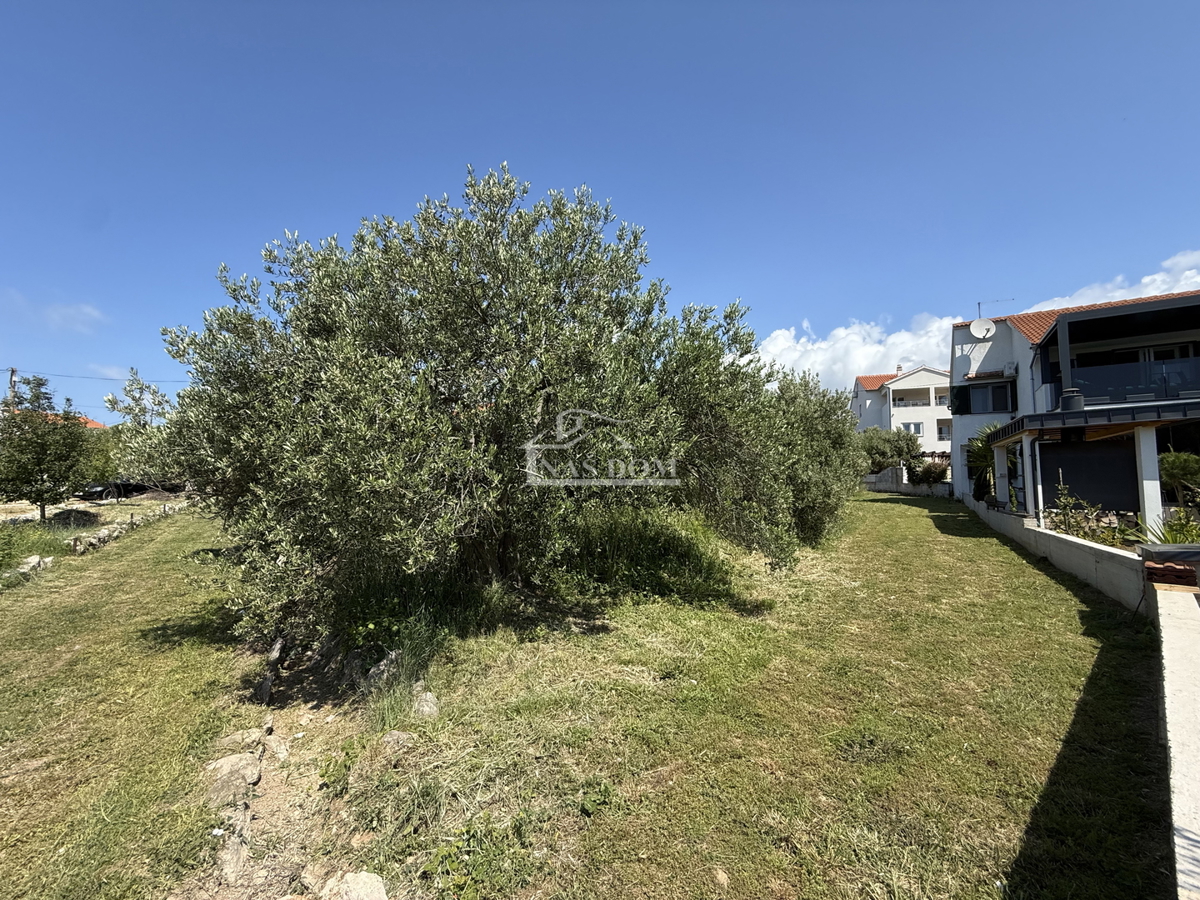 Vodice - Gradbeno zemljišče le 250 m od plaže