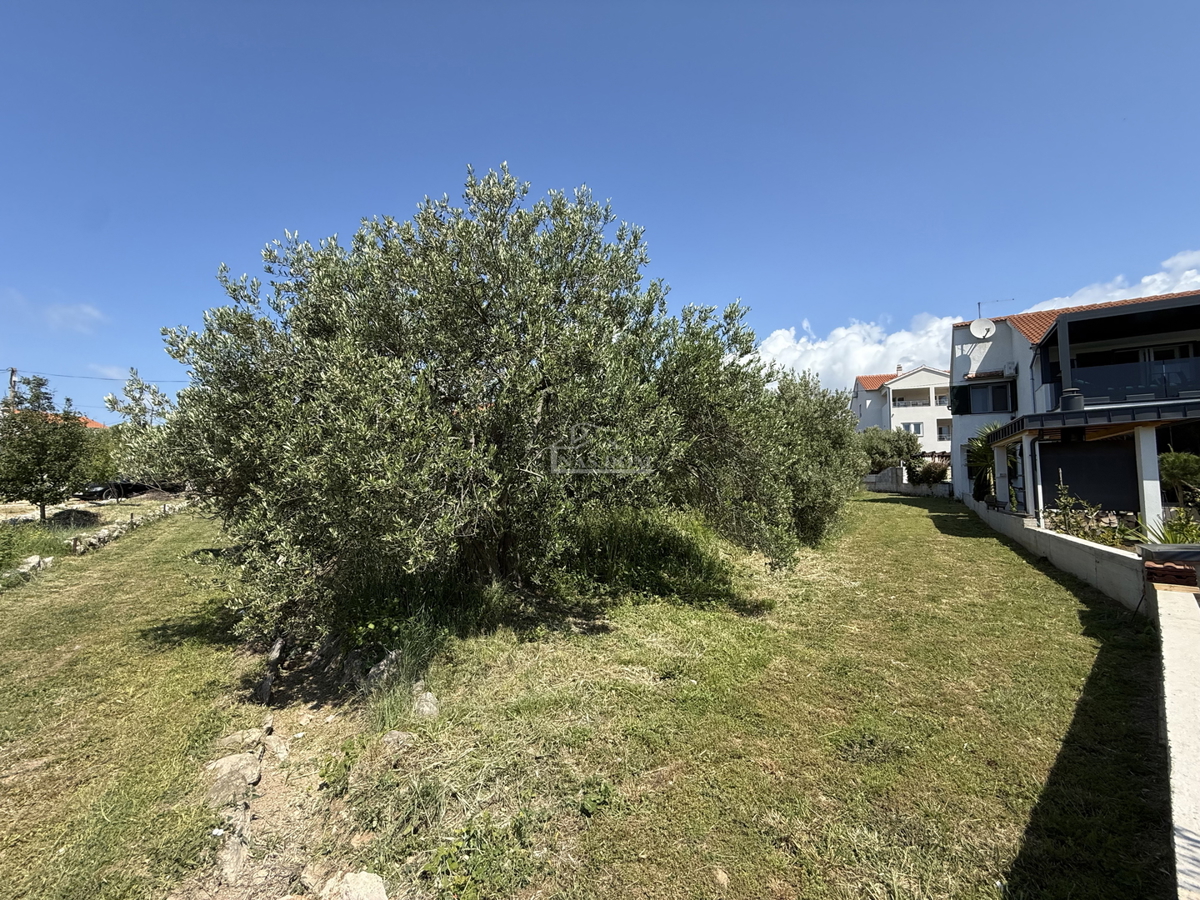 Vodice - Gradbeno zemljišče le 250 m od plaže