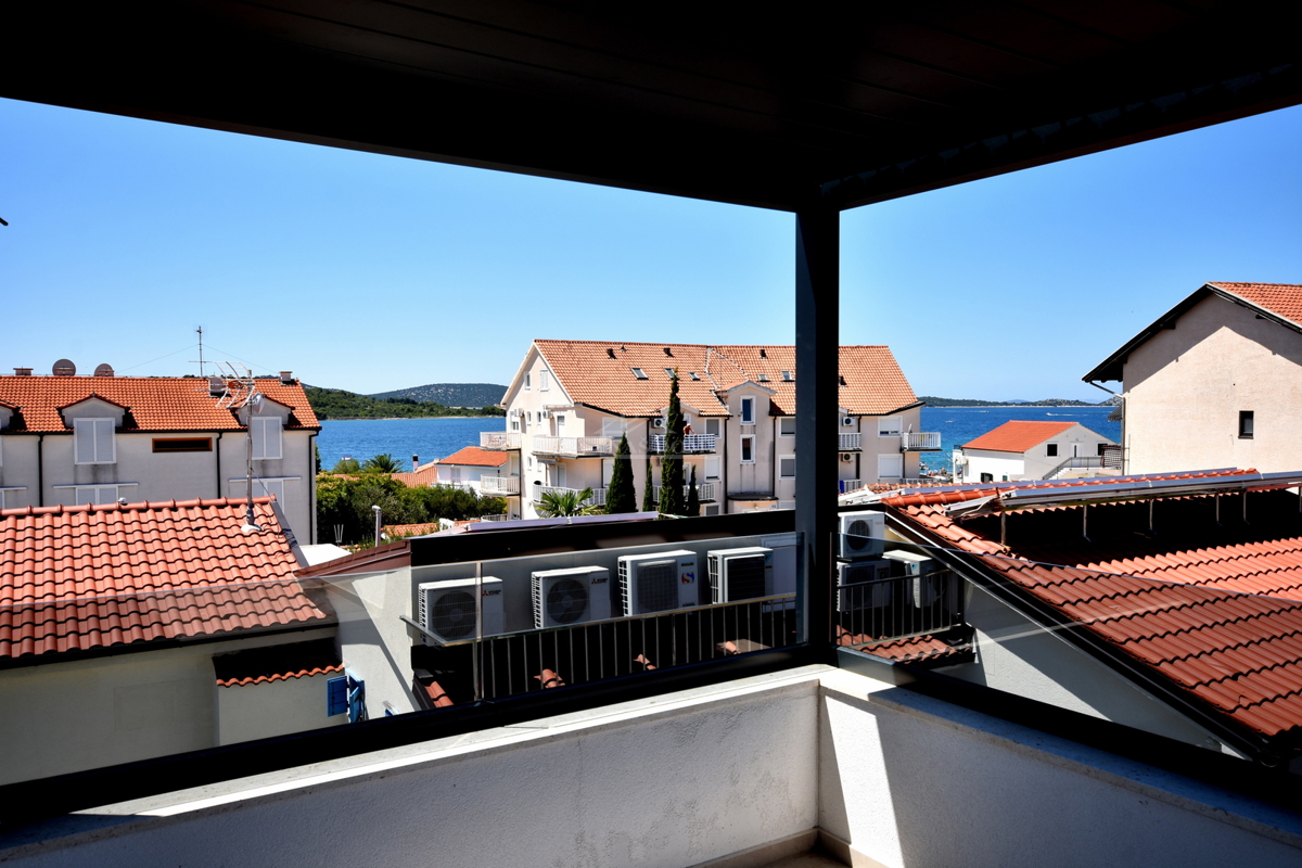 Vodice, Srima - dvojna hiša 250 m od plaže