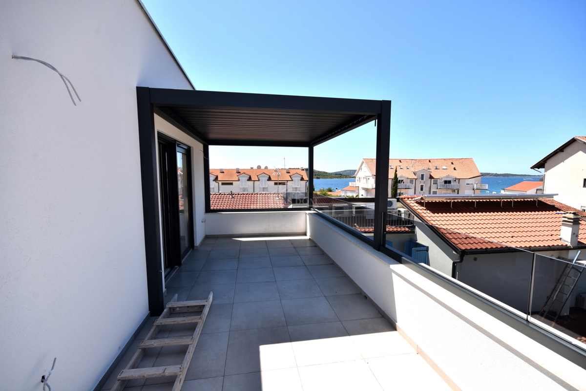 Vodice, Srima - dvojna hiša 250 m od plaže