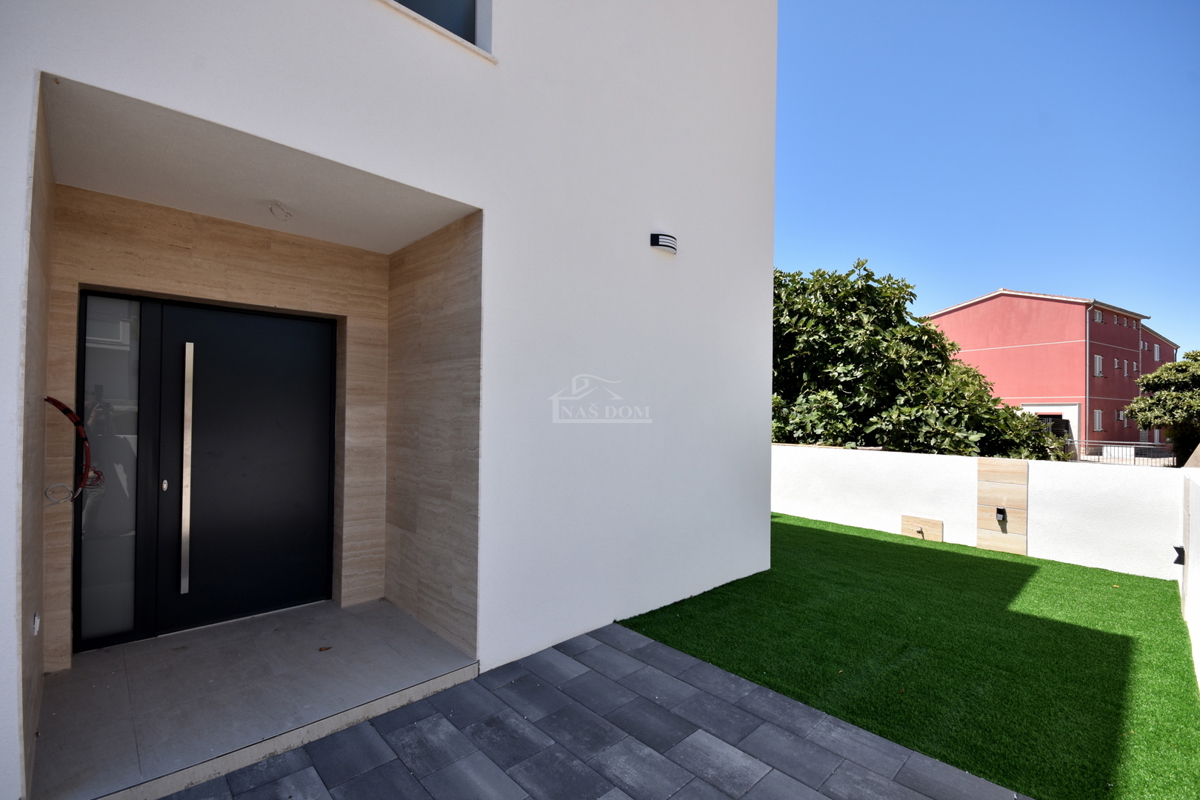 Vodice, Srima - dvojna hiša 250 m od plaže