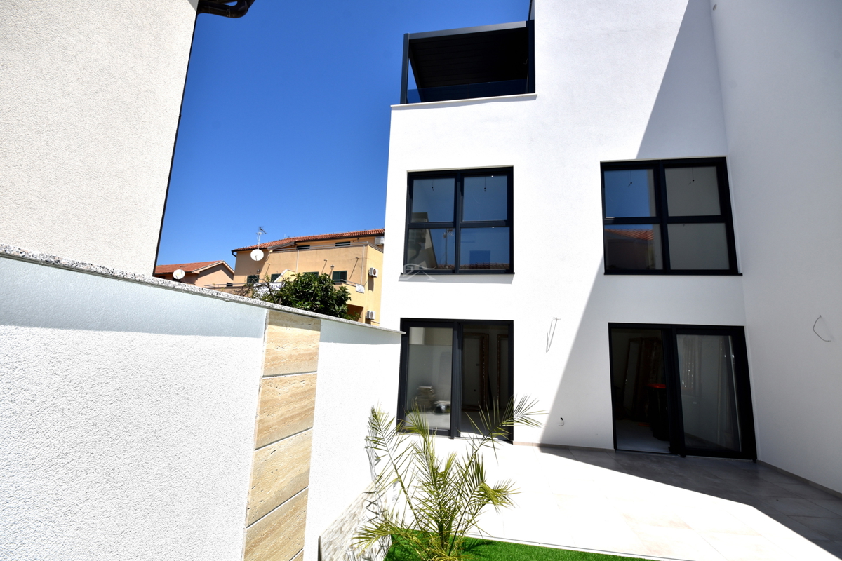 Vodice, Srima - dvojna hiša 250 m od plaže