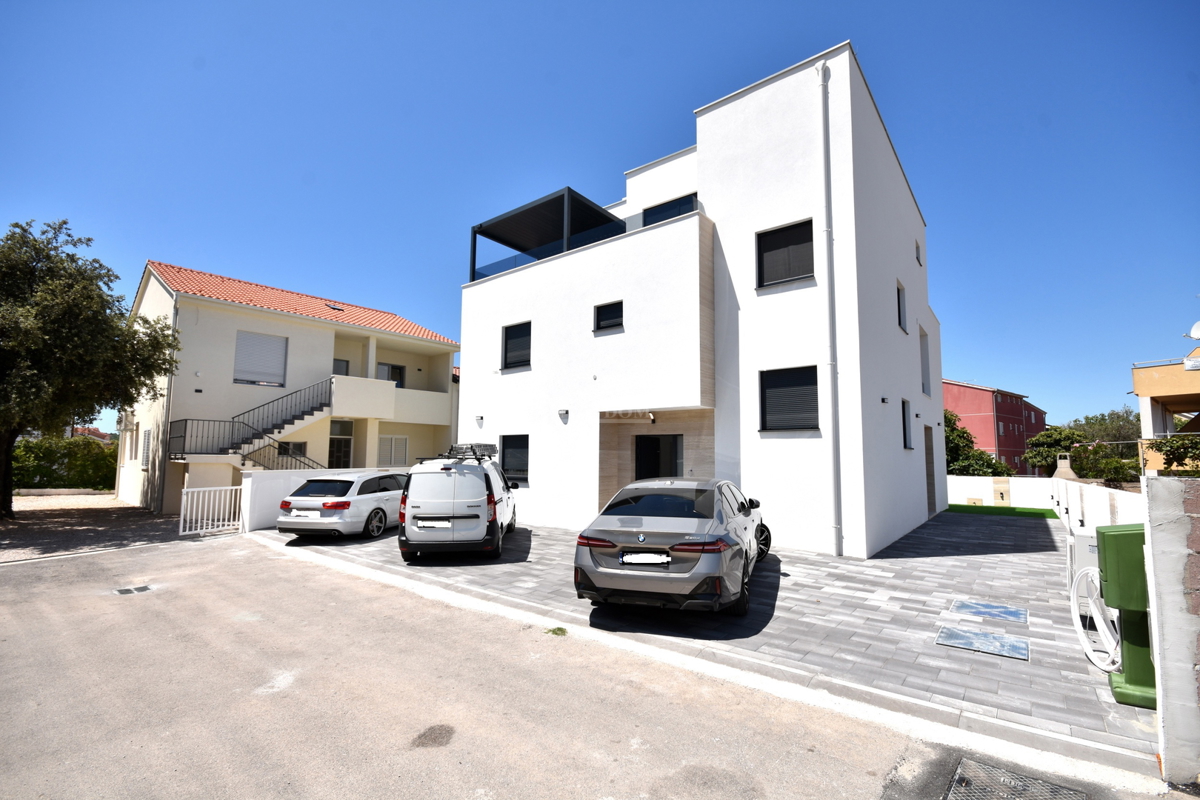 Vodice, Srima - dvojna hiša 250 m od plaže