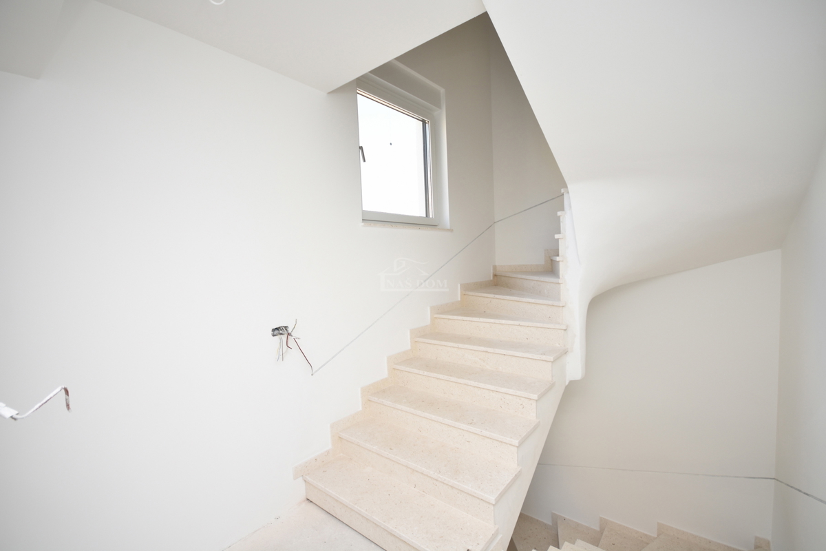 Vodice, Srima - dvojna hiša 250 m od plaže