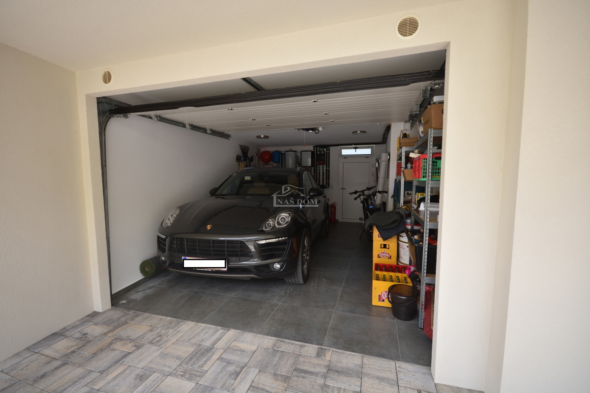 Vodice - Čudovita opremljena pritlična hiša na odlični lokaciji