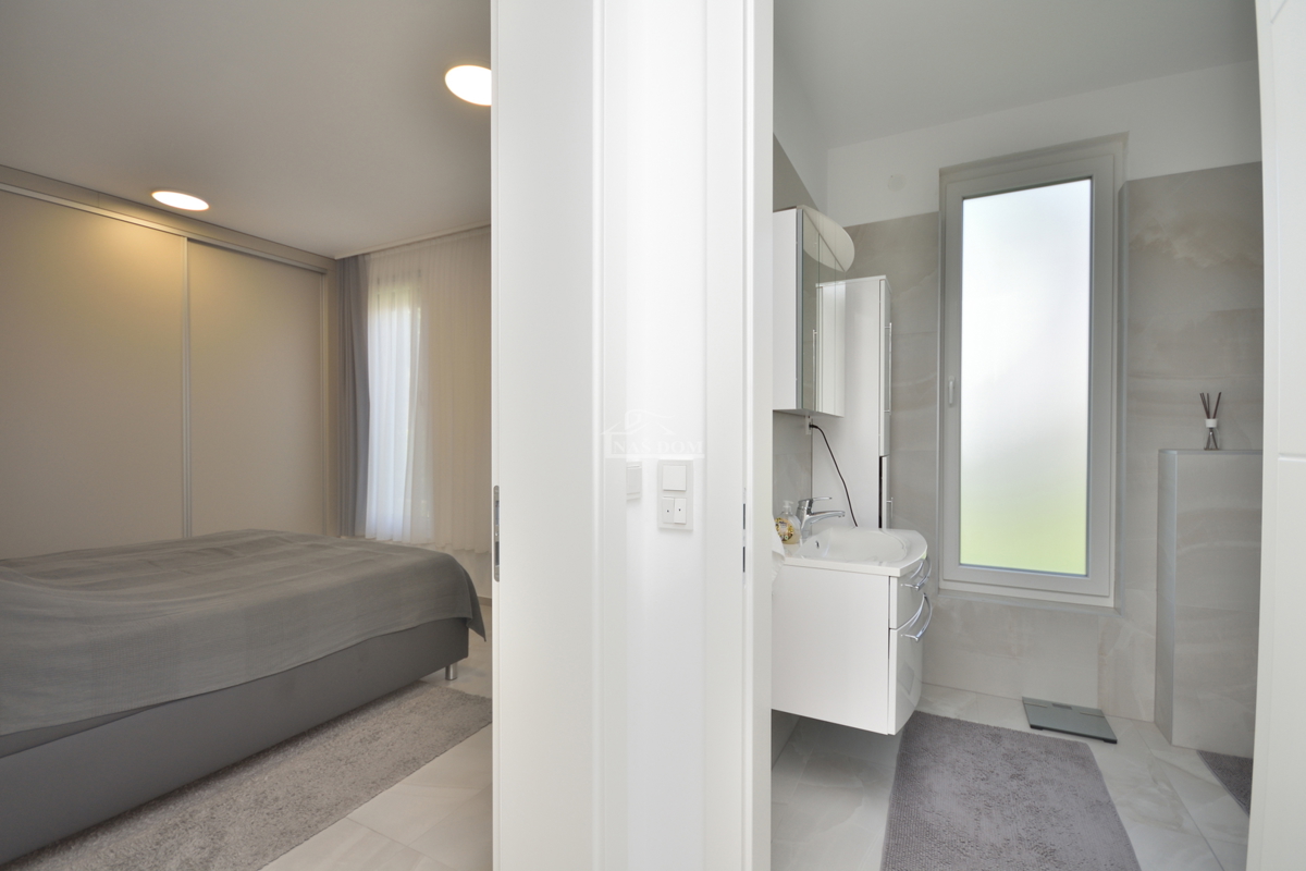 Vodice - Čudovita opremljena pritlična hiša na odlični lokaciji