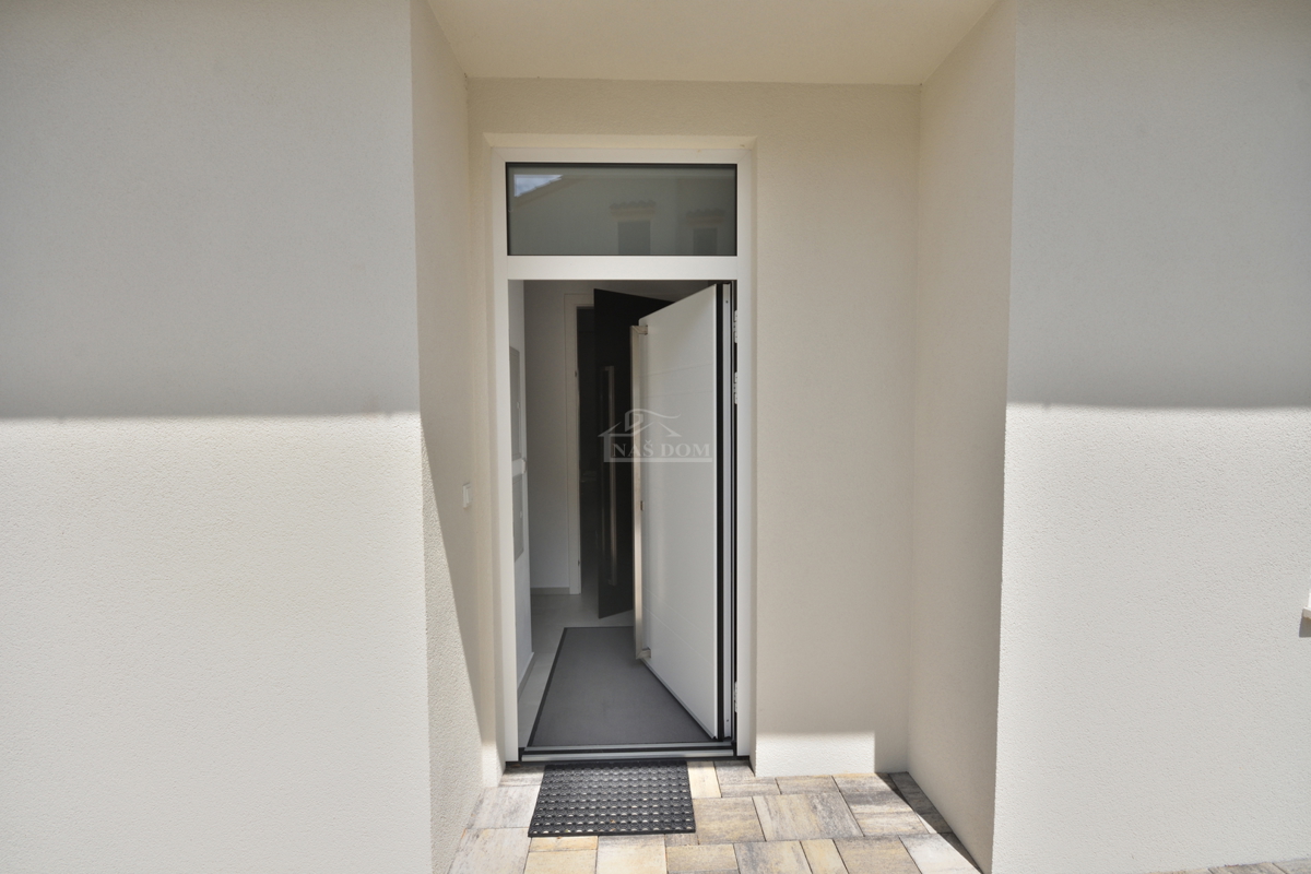 Vodice - Čudovita opremljena pritlična hiša na odlični lokaciji