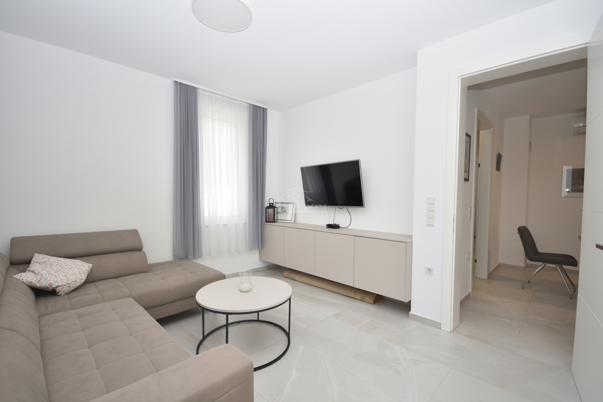 Vodice - Čudovita opremljena pritlična hiša na odlični lokaciji