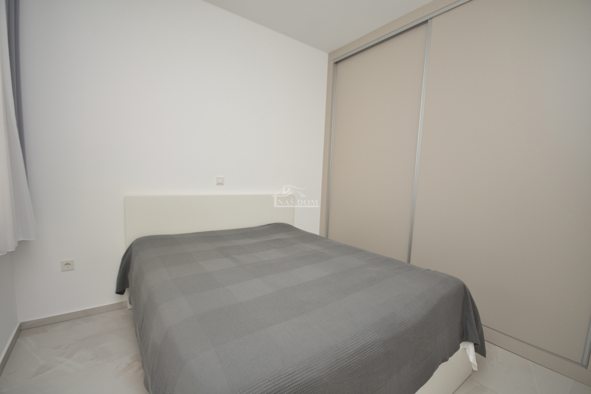 Vodice - Čudovita opremljena pritlična hiša na odlični lokaciji