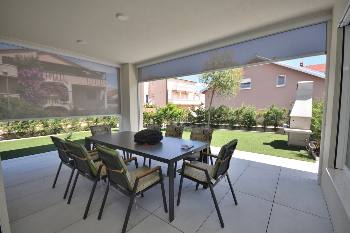 Vodice - Čudovita opremljena pritlična hiša na odlični lokaciji