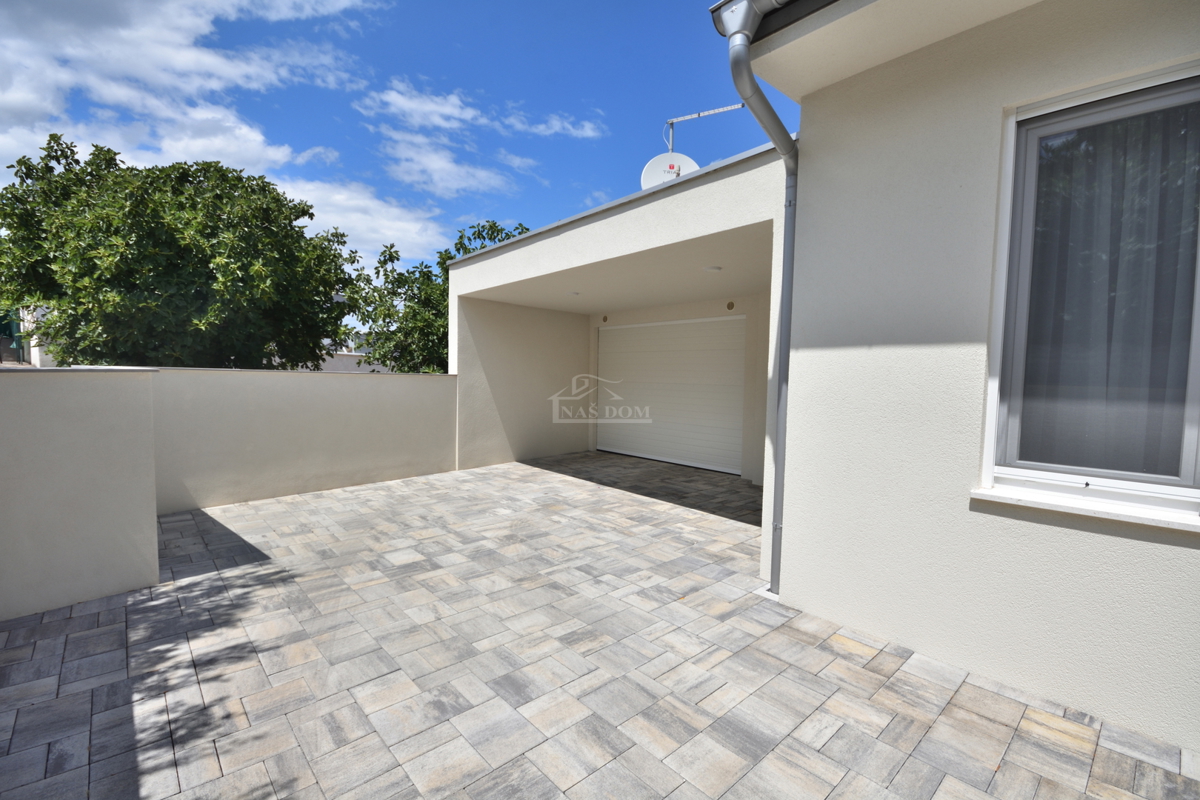 Vodice - Čudovita opremljena pritlična hiša na odlični lokaciji