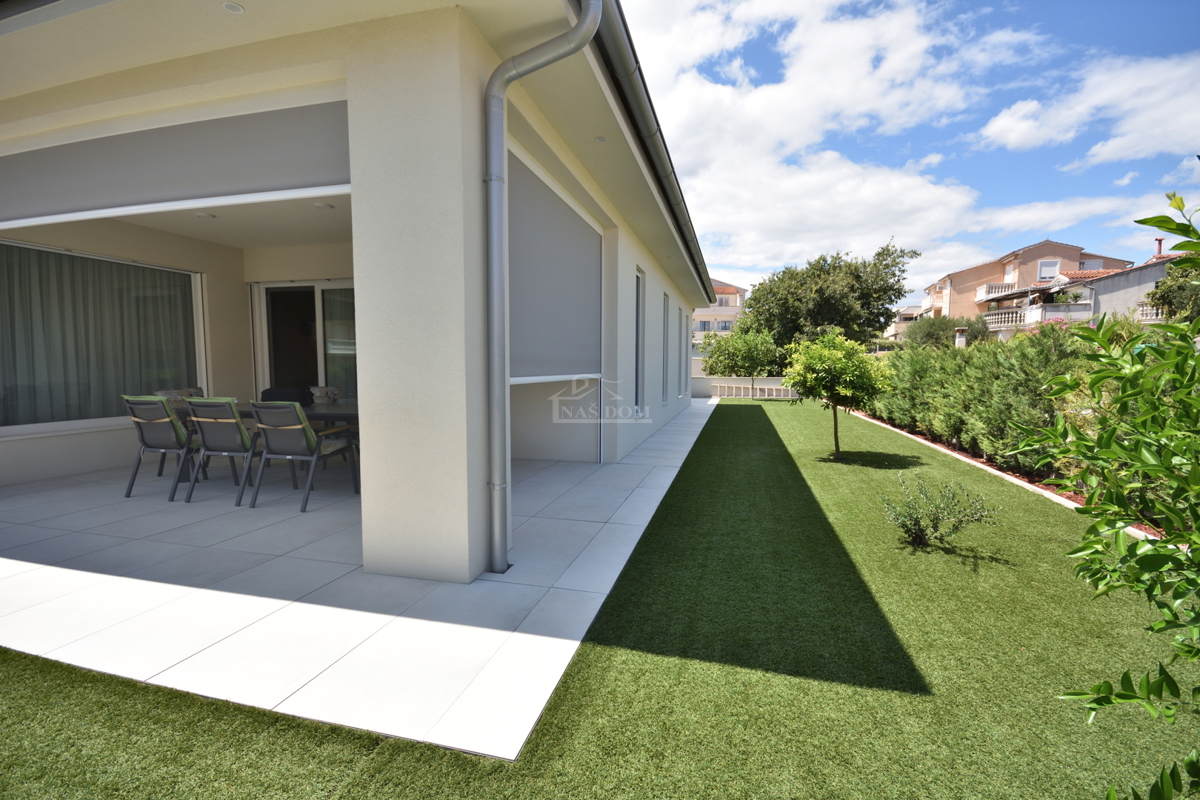 Vodice - Čudovita opremljena pritlična hiša na odlični lokaciji