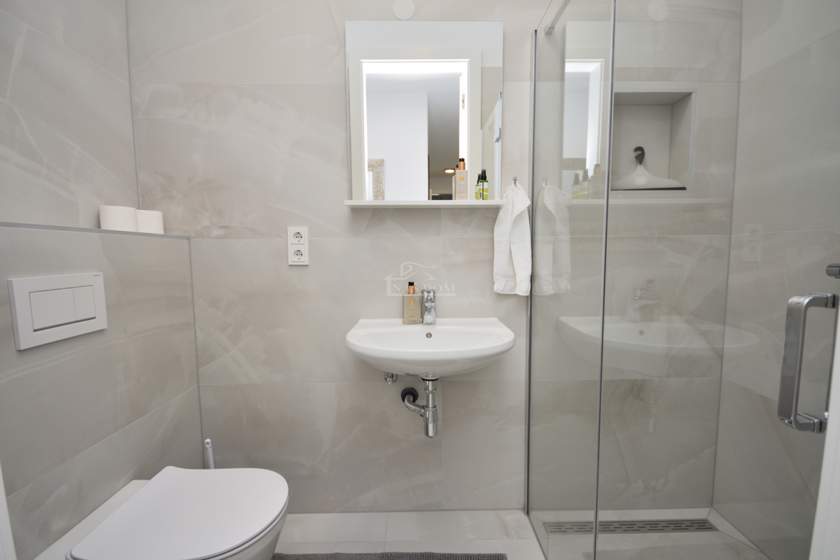 Vodice - Čudovita opremljena pritlična hiša na odlični lokaciji