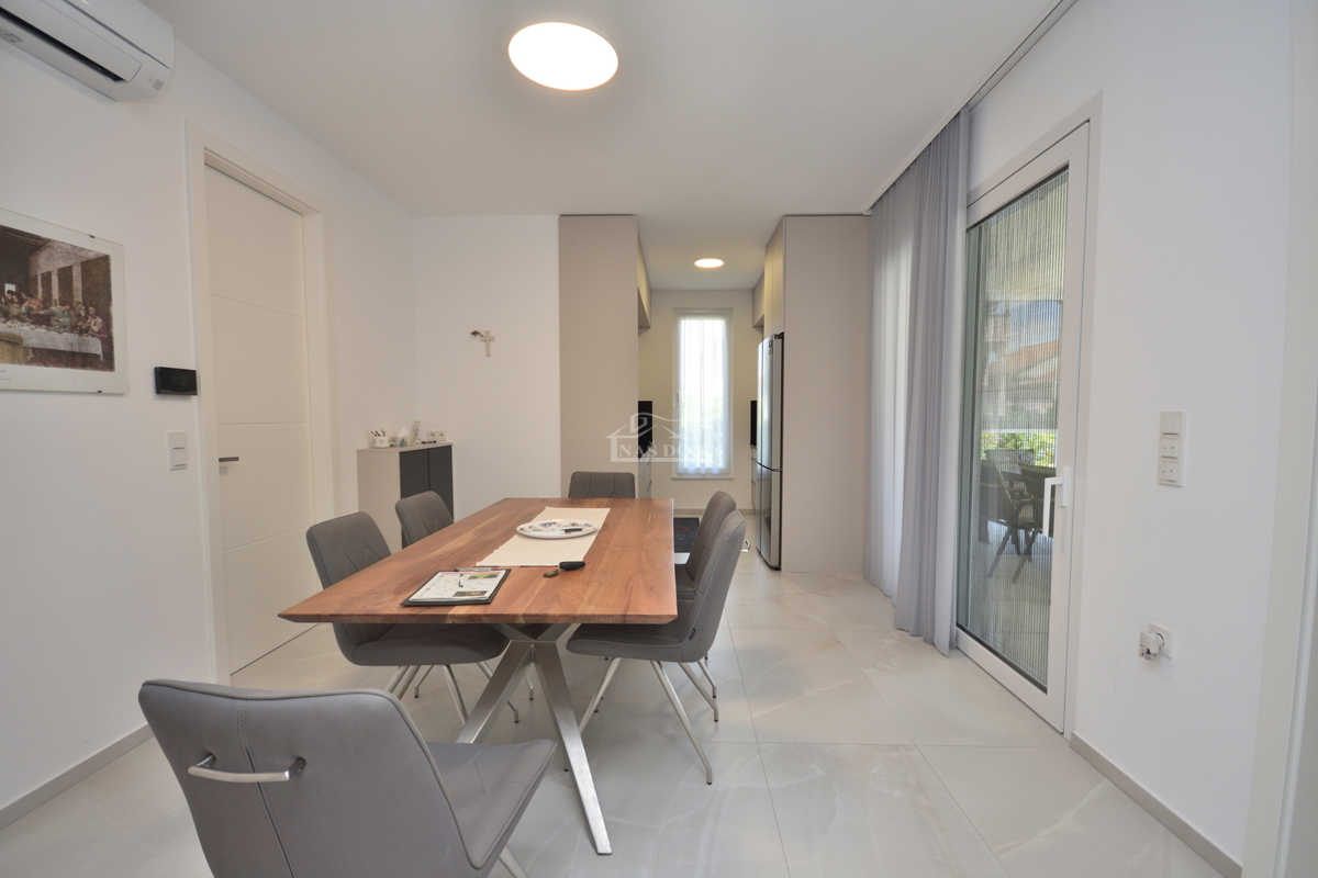 Vodice - Čudovita opremljena pritlična hiša na odlični lokaciji