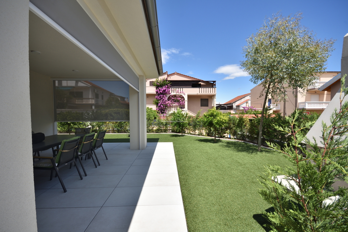 Vodice - Čudovita opremljena pritlična hiša na odlični lokaciji