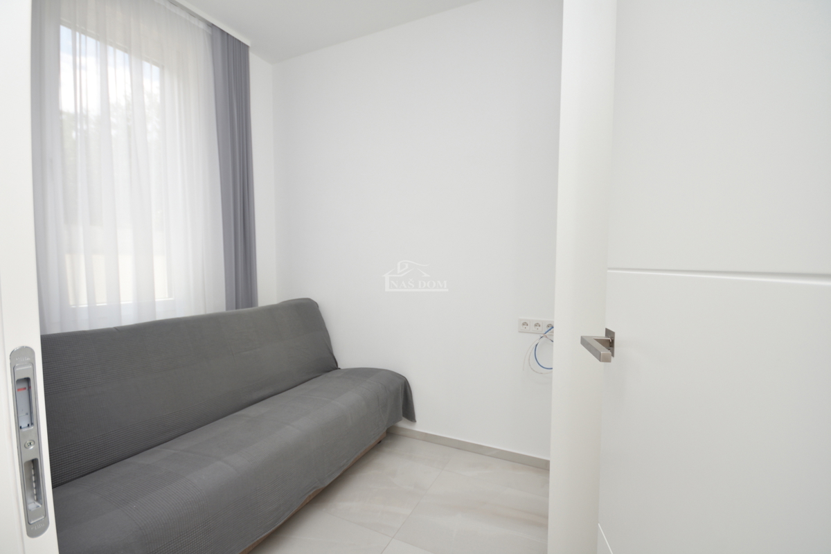 Vodice - Čudovita opremljena pritlična hiša na odlični lokaciji