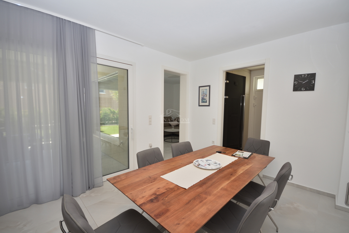 Vodice - Čudovita opremljena pritlična hiša na odlični lokaciji