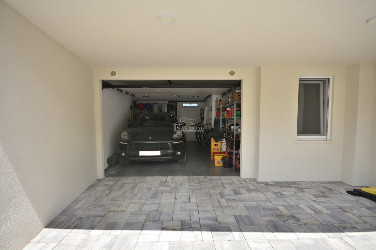 Vodice - Čudovita opremljena pritlična hiša na odlični lokaciji