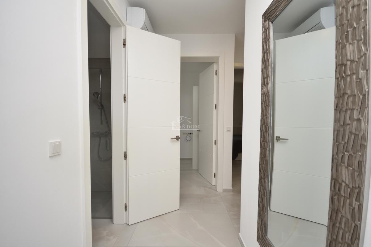 Vodice - Čudovita opremljena pritlična hiša na odlični lokaciji