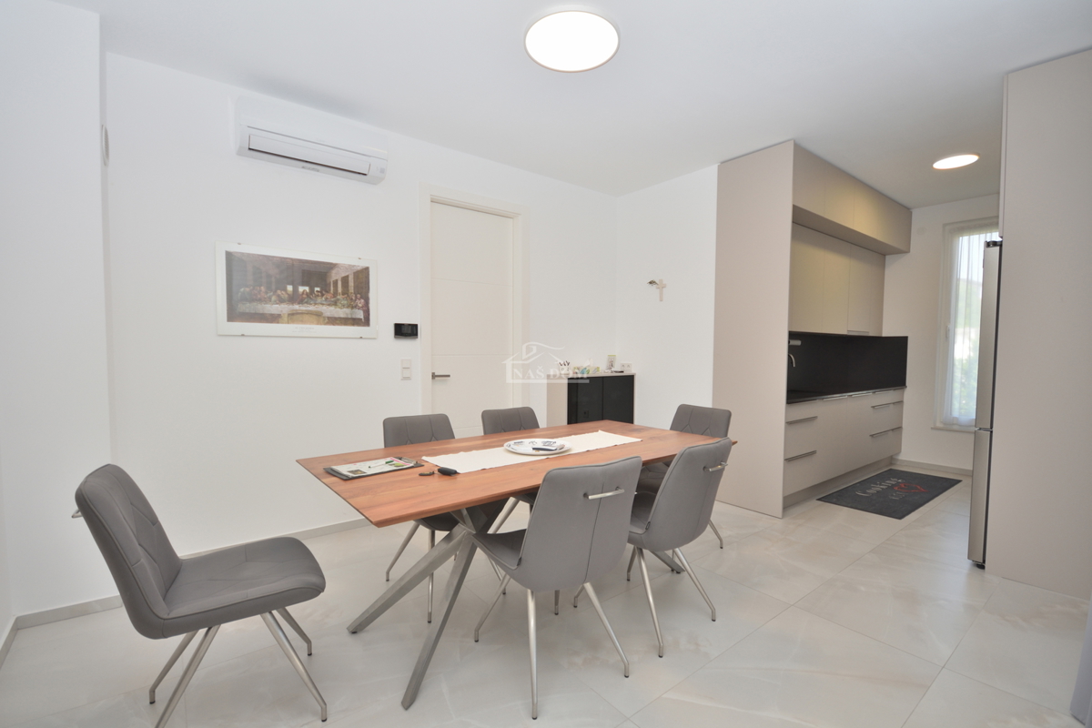 Vodice - Čudovita opremljena pritlična hiša na odlični lokaciji